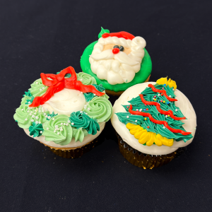 white_piped_cupcakes_top